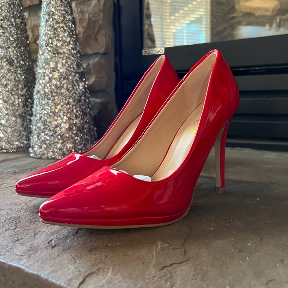 Red Stiletto Pumps 6.5 - Picture 2 of 4